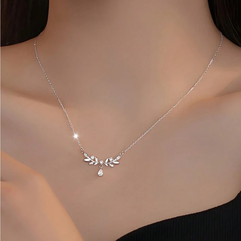 S925 Simple & Elegant Design Inlaid With Shiny Cubic Zirconia